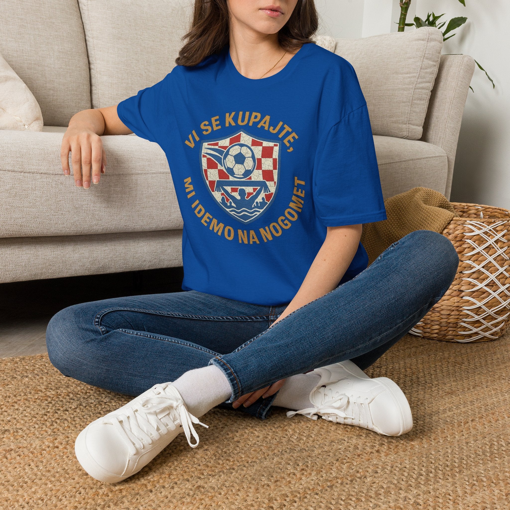 fifa-world-cup-2026-crest-t-shirt-vi-se-kupajte-mi-idemo-na-novo-igraliste-retro-croatian-design - Retro Football Apparel oryggy