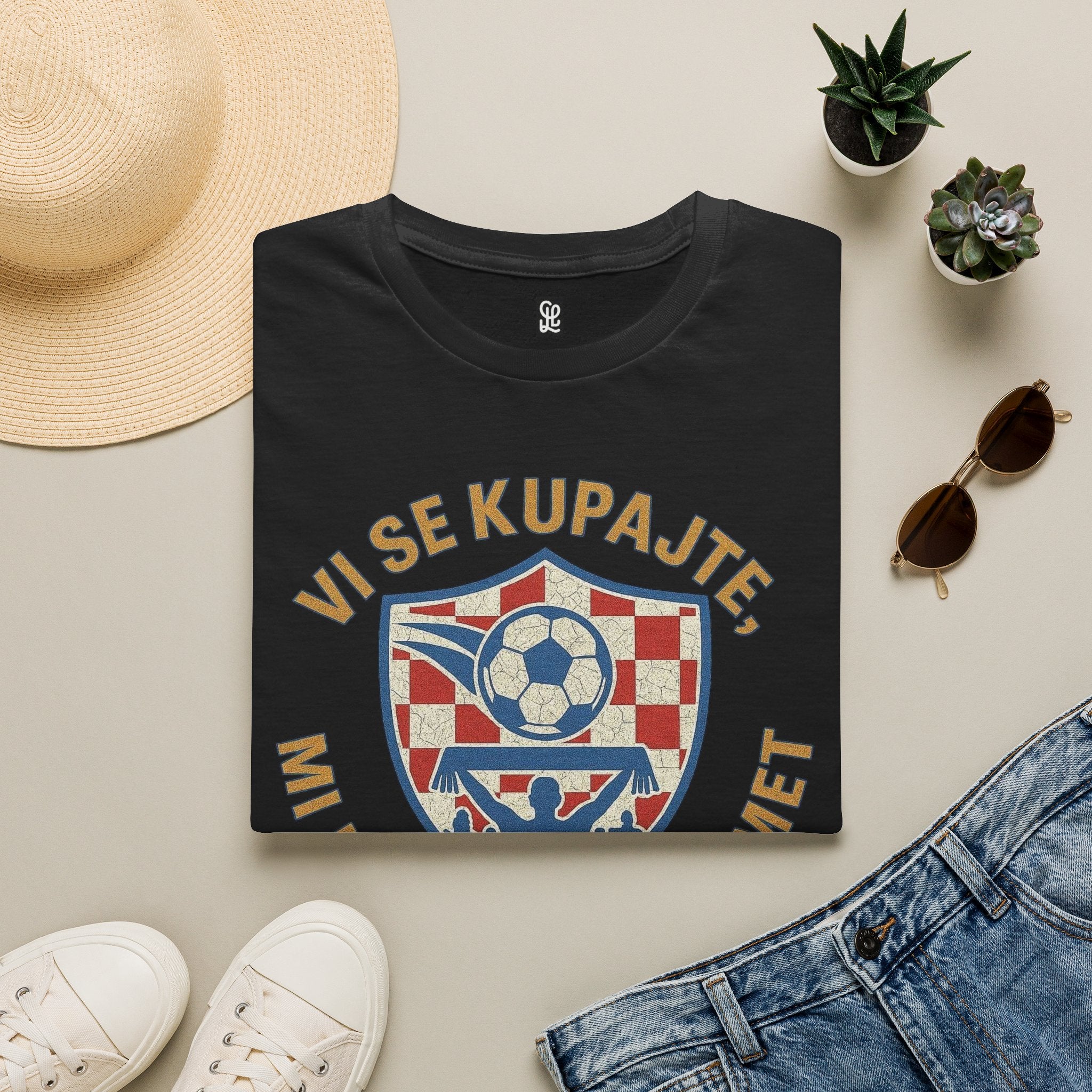 fifa-world-cup-2026-crest-t-shirt-vi-se-kupajte-mi-idemo-na-novo-igraliste-retro-croatian-design - Retro Football Apparel oryggy